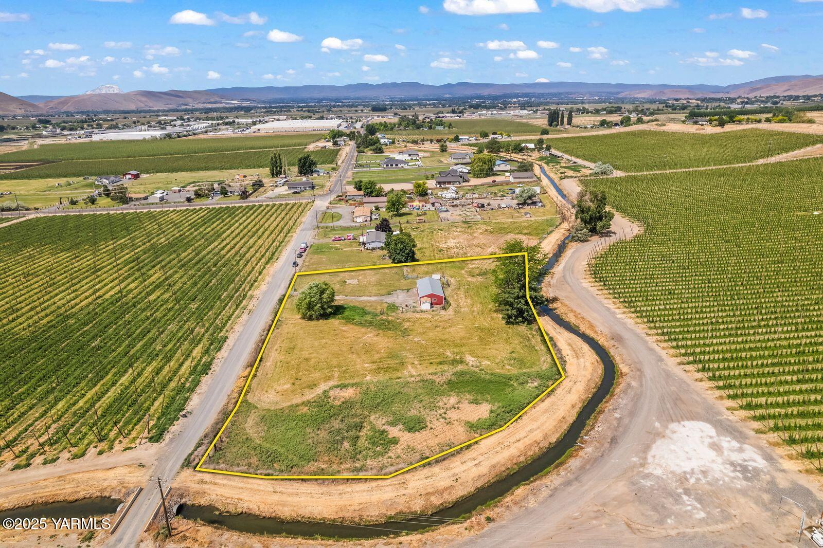 9031 Duffield Road Moxee, WA 98936 - Photo 11 of 19 a view of a swimming pool with an ocean view