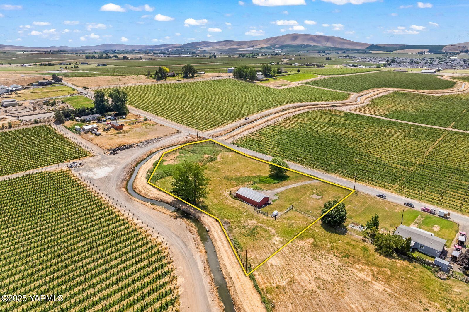 9031 Duffield Road Moxee, WA 98936 - Photo 16 of 19 a view of an ocean and city view
