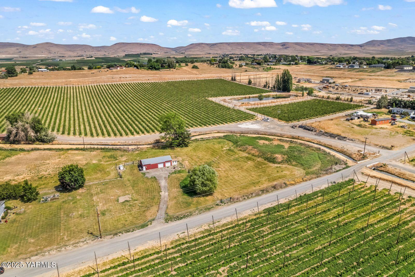 9031 Duffield Road Moxee, WA 98936 - Photo 18 of 19 a view of a city with an ocean view