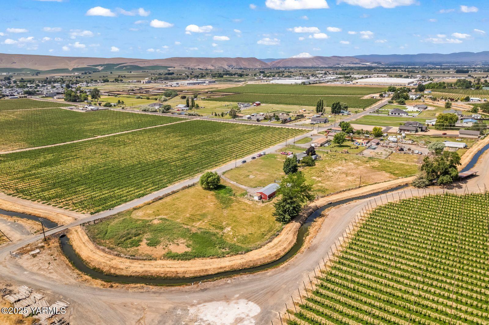 9031 Duffield Road Moxee, WA 98936 - Photo 19 of 19 a view of a swimming pool with an ocean view