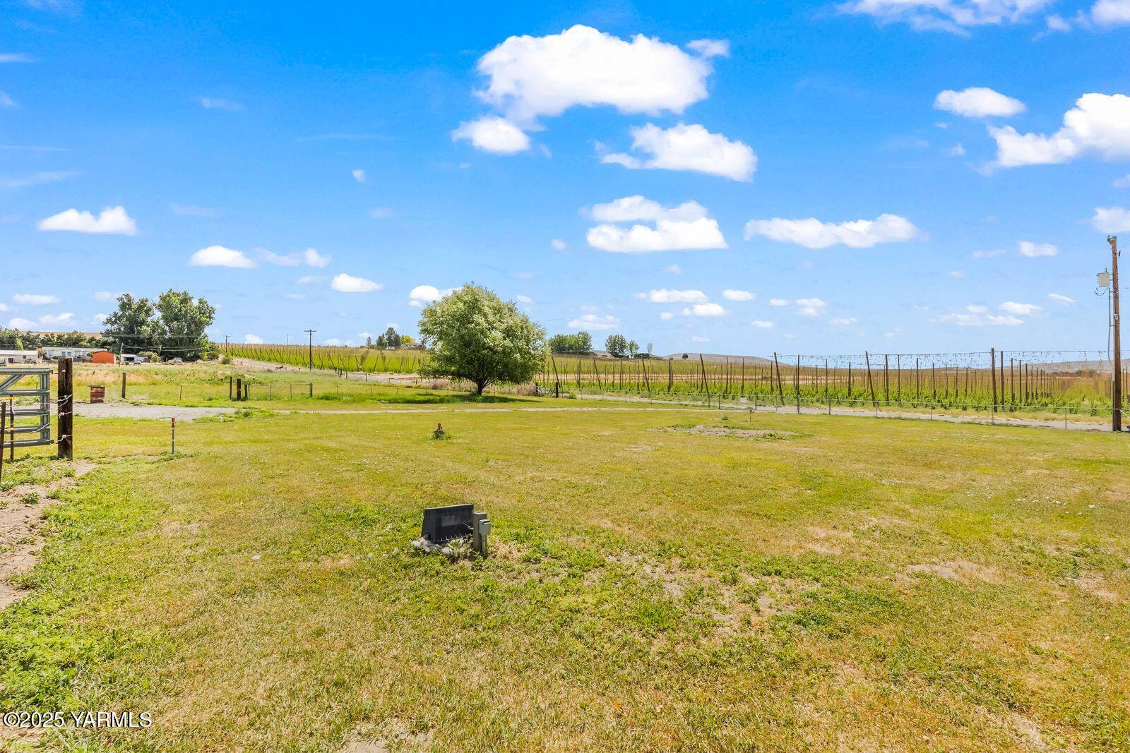 9031 Duffield Road Moxee, WA 98936 - Photo 2 of 19 a view of an ocean