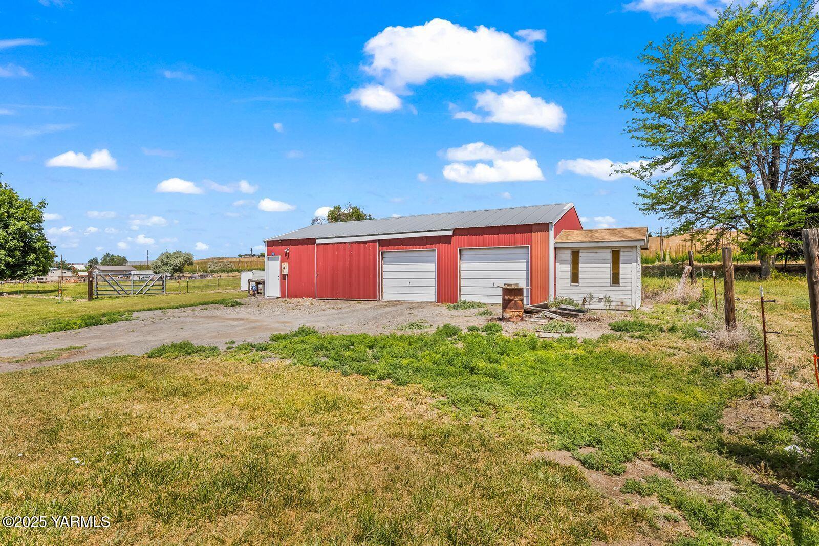 9031 Duffield Road Moxee, WA 98936 - Photo 5 of 19 a front view of a house with a yard