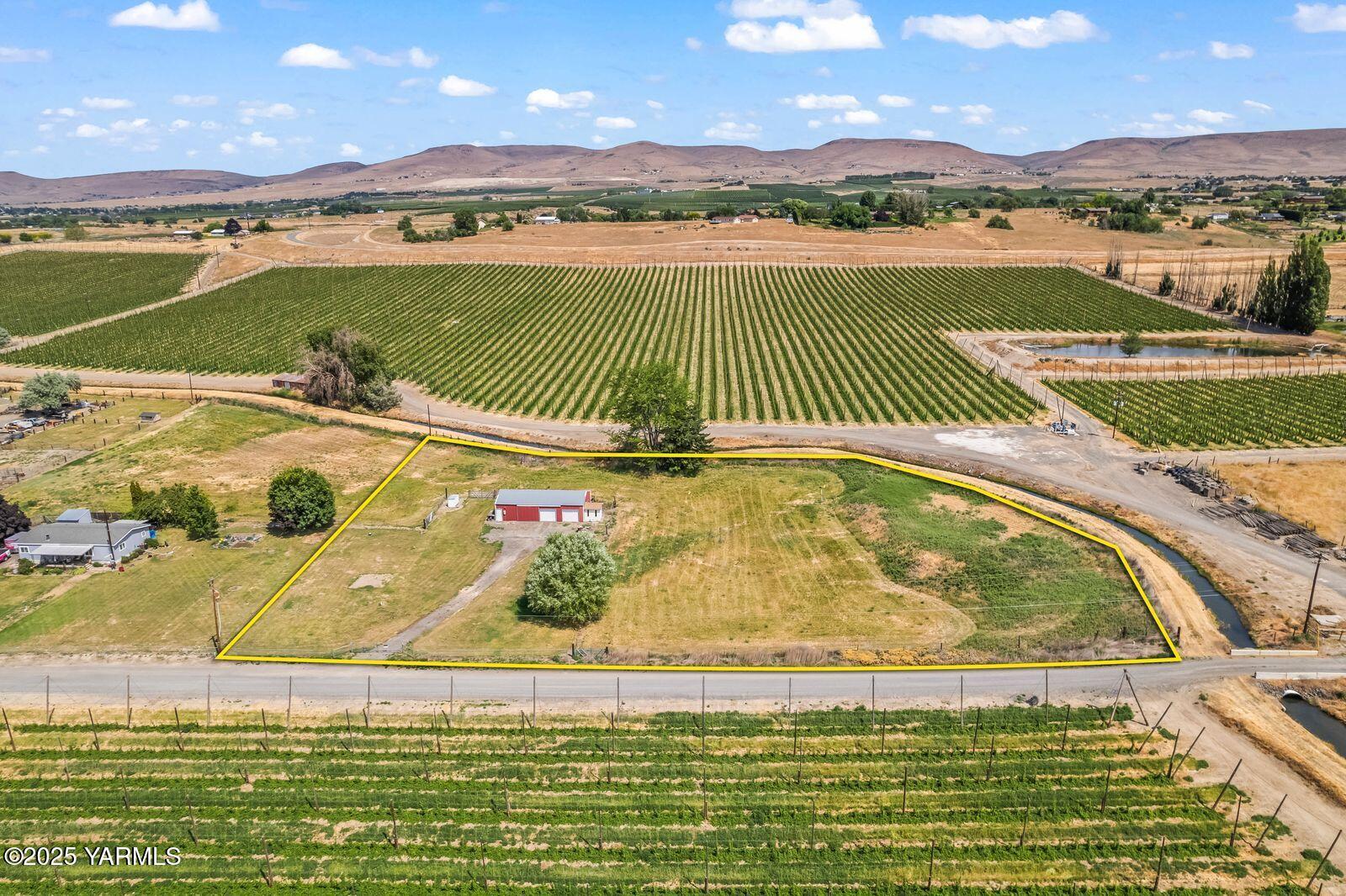 9031 Duffield Road Moxee, WA 98936 - Photo 6 of 19 a view of a city with an ocean view