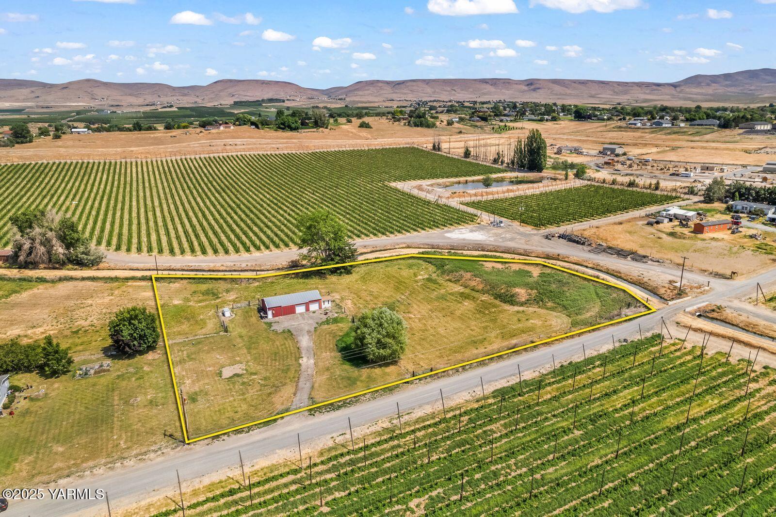 9031 Duffield Road Moxee, WA 98936 - Photo 8 of 19 a view of a city with an ocean view