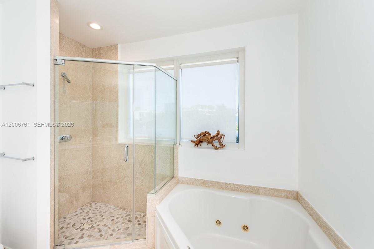 400 Alton Road, Unit TH1A Miami Beach, FL 33139 - Photo 21 of 32 a bathroom with a bathtub and shower