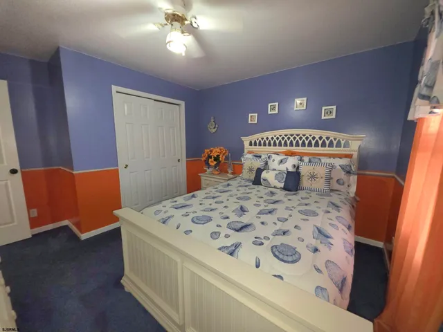 a view of a house with backyard and garden