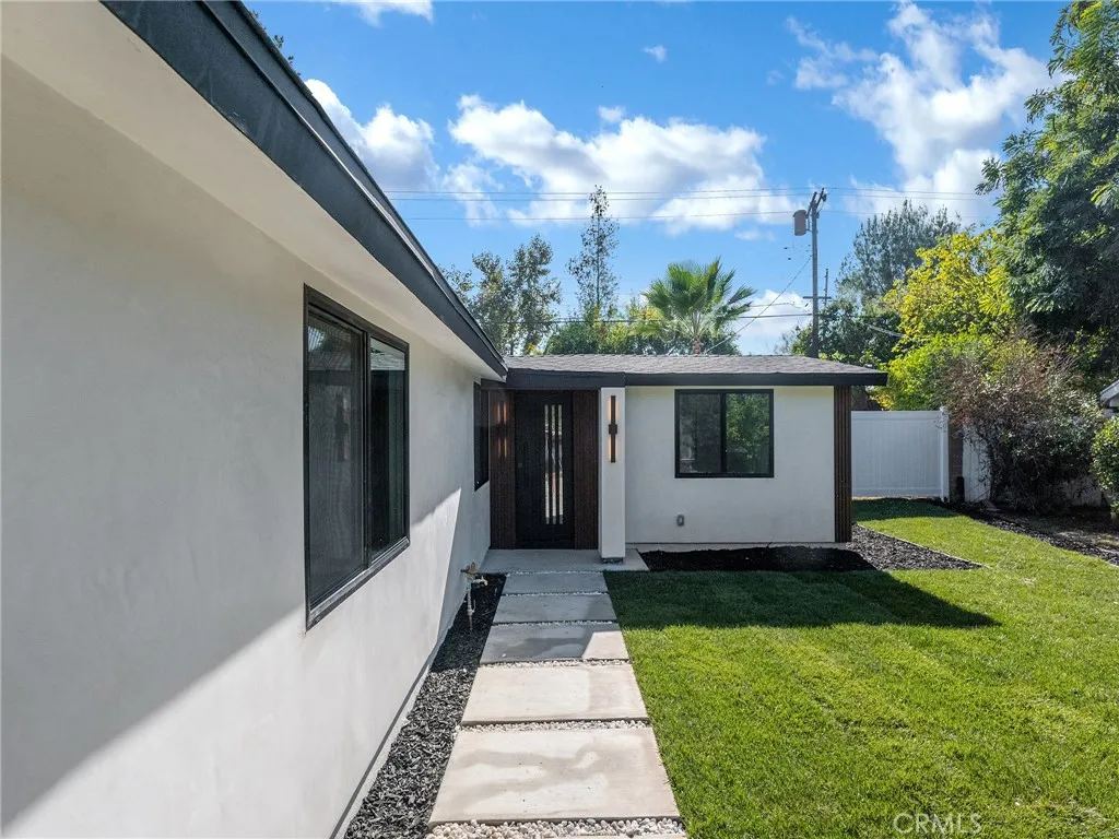 20528 Hamlin Street Winnetka, CA 91306 - Photo 11 of 32