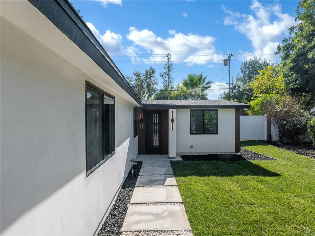 20528 Hamlin Street Winnetka, CA 91306 - Photo 11 of 32