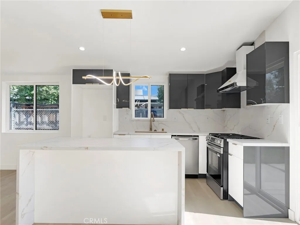 20528 Hamlin Street Winnetka, CA 91306 - Photo 16 of 32