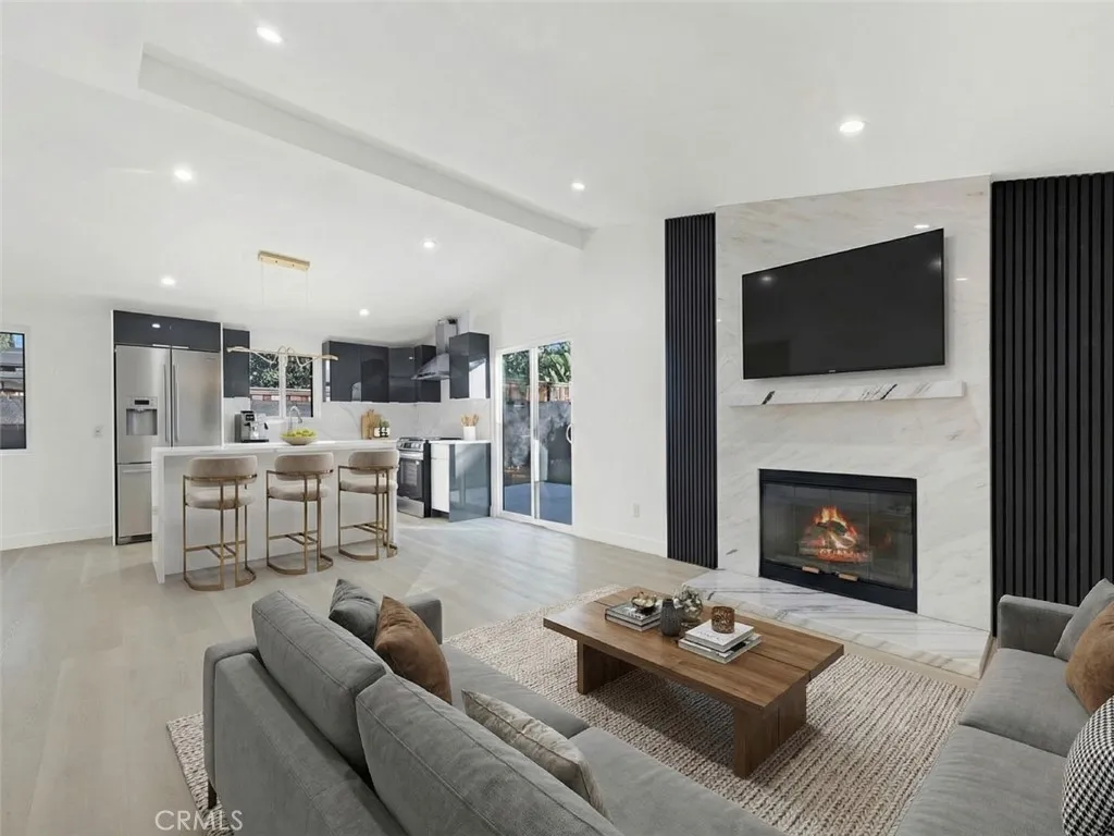 20528 Hamlin Street Winnetka, CA 91306 - Photo 2 of 32