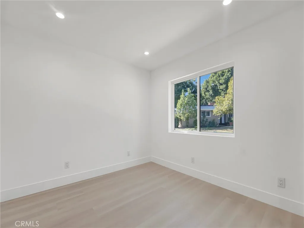 20528 Hamlin Street Winnetka, CA 91306 - Photo 29 of 32