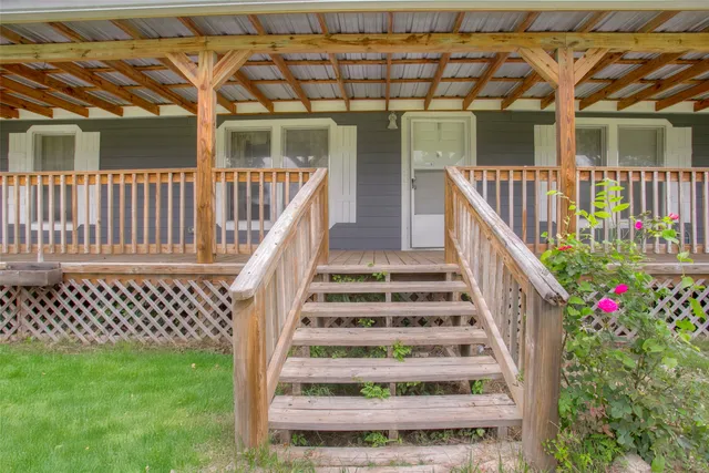 a view of entryway with a front door