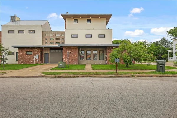 $295,000 | 213 North Houston Avenue, Bryan, TX 77803