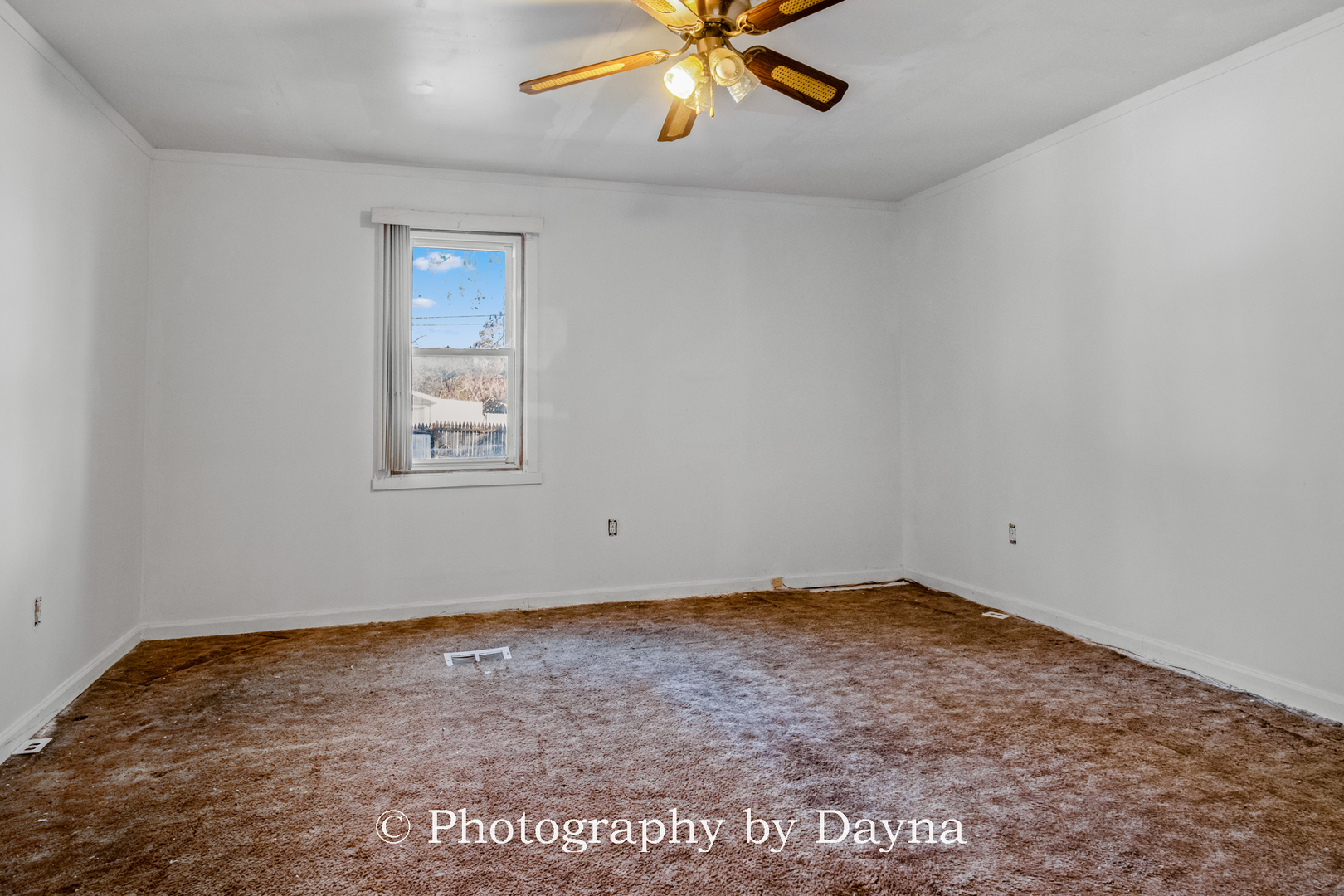 682 South Osborn Avenue Kankakee, IL 60901 - Photo 8 of 19 a view of an empty room with a window