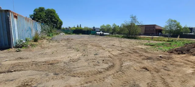 a view of a backyard