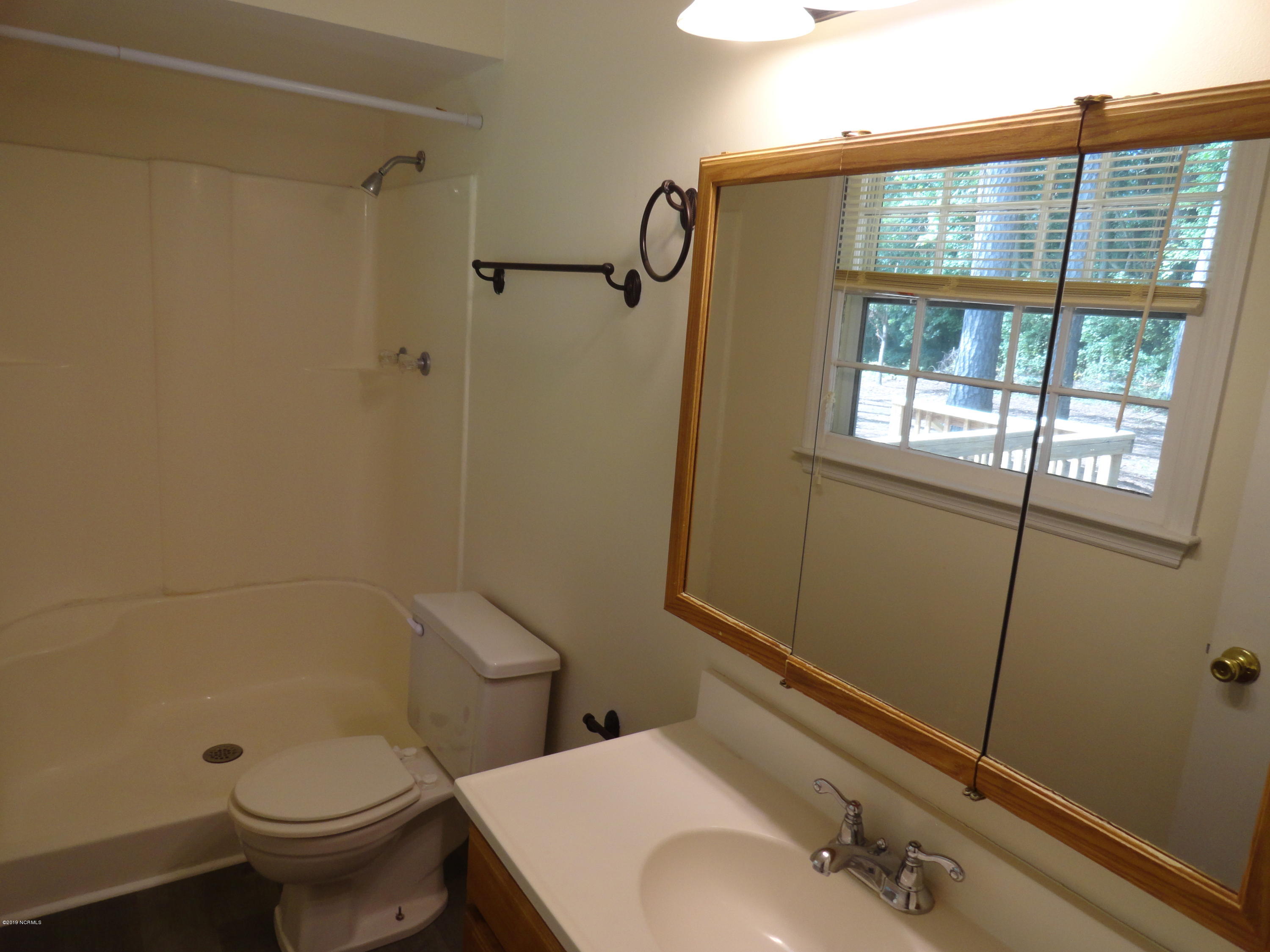 225 Nottingham Drive Havelock, NC 28532 - Photo 10 of 25 Owners Bath
