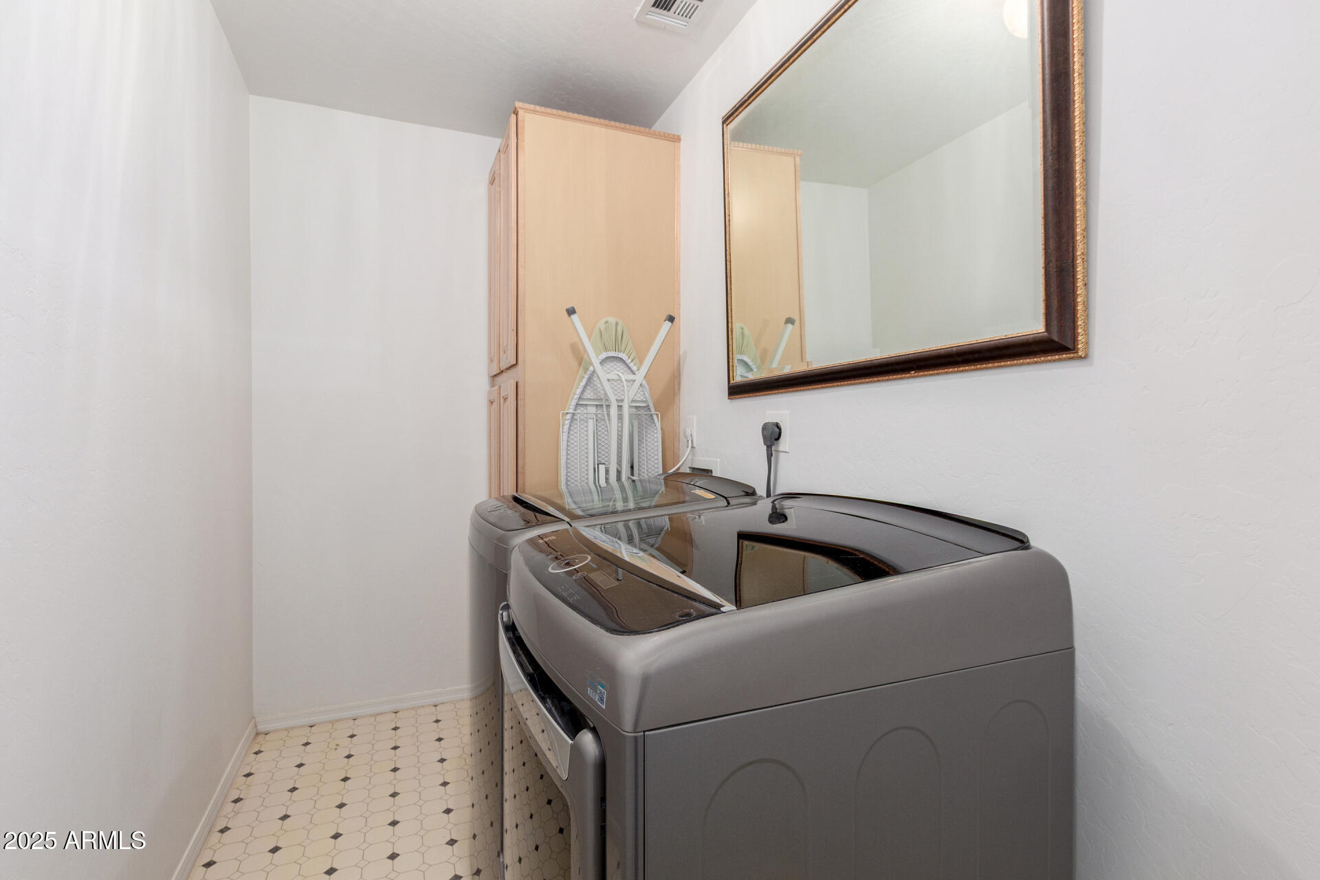1111 South Sandstone Street Gilbert, AZ 85296 - Photo 34 of 59 a kitchen with a sink and a mirror