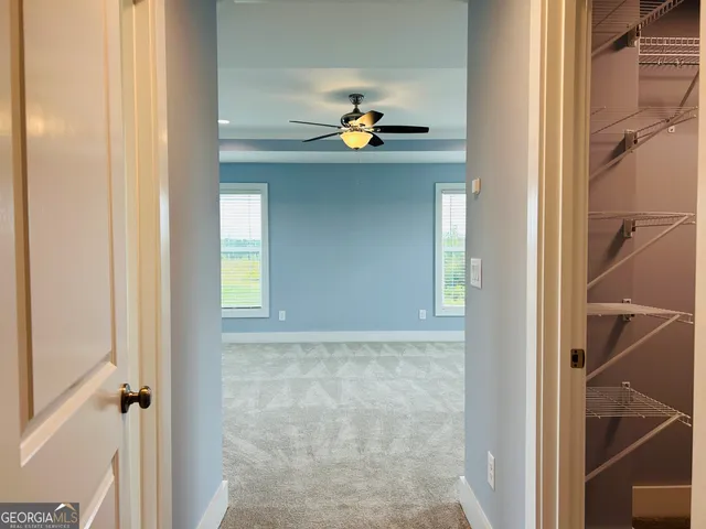 a view of empty room with window