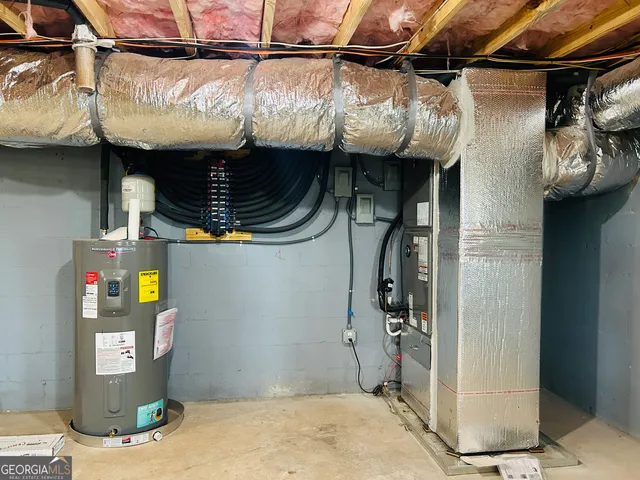 a view of a house with backyard and porch