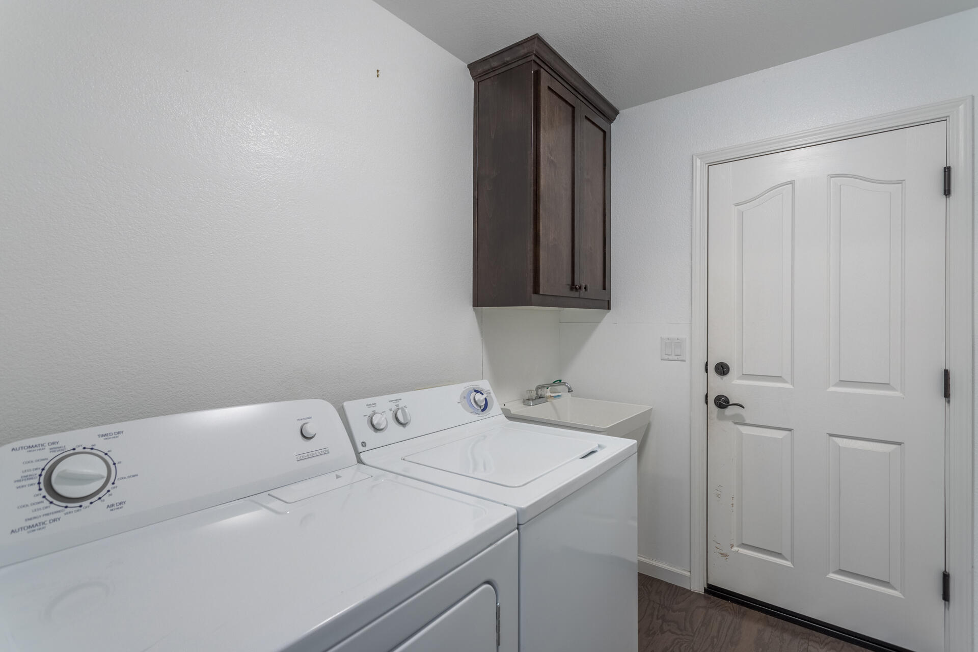 6582 Hemlock Street Redding, CA 96001 - Photo 20 of 35 a utility room with dryer and washer