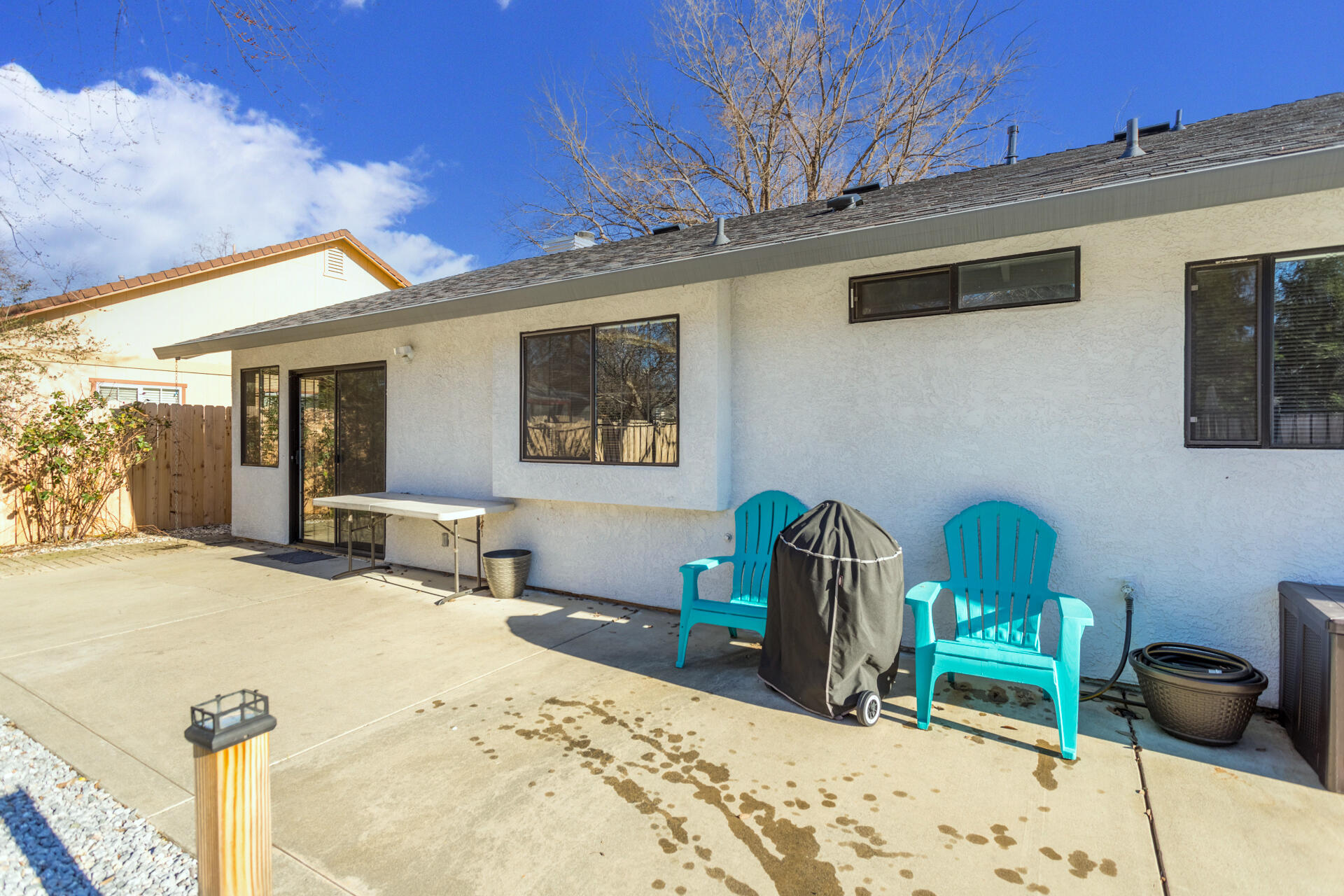6582 Hemlock Street Redding, CA 96001 - Photo 25 of 35 a view of a chairs and tables in the patio