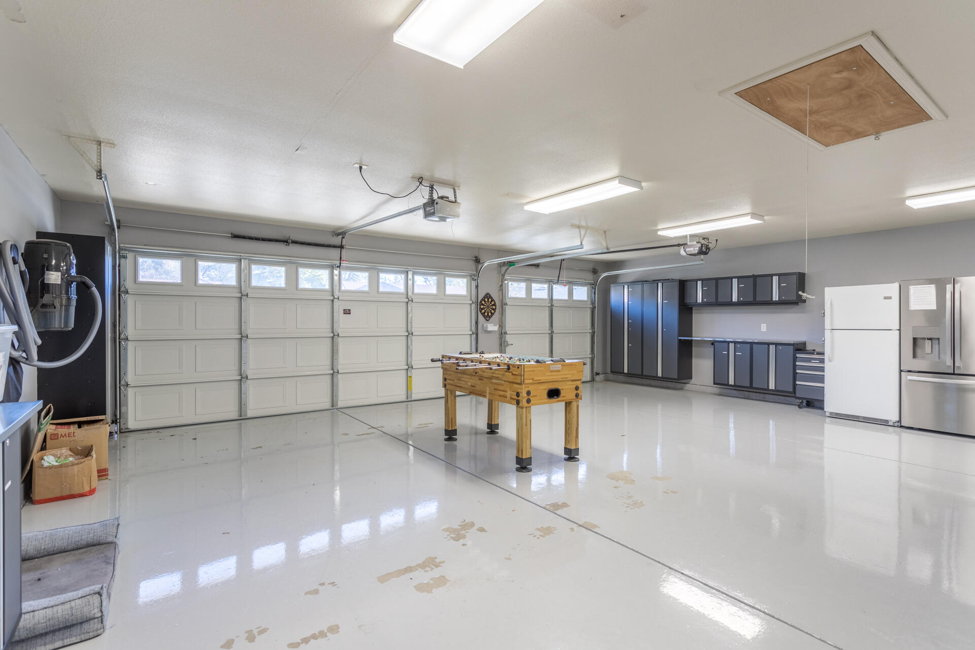 6582 Hemlock Street Redding, CA 96001 - Photo 28 of 35 a view of a garage with furniture