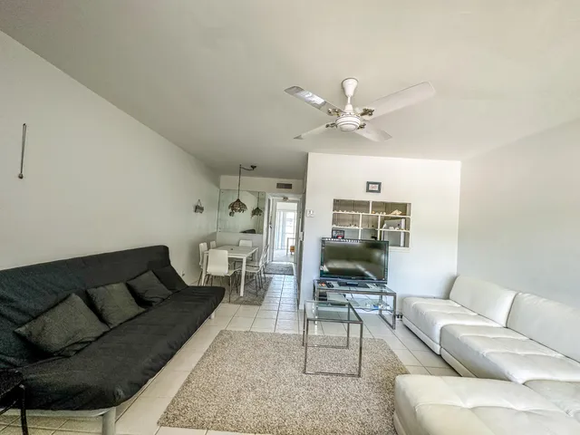 $1,250 | 3280 Lake Osborne Drive, Unit 207, Lake Worth Beach, FL 33461