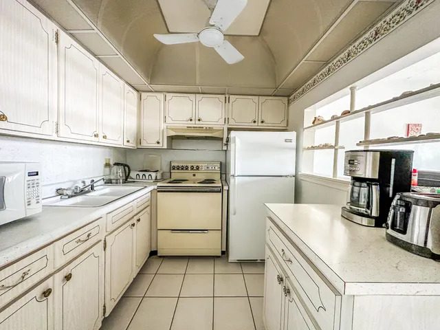 $1,250 | 3280 Lake Osborne Drive, Unit 207, Lake Worth Beach, FL 33461