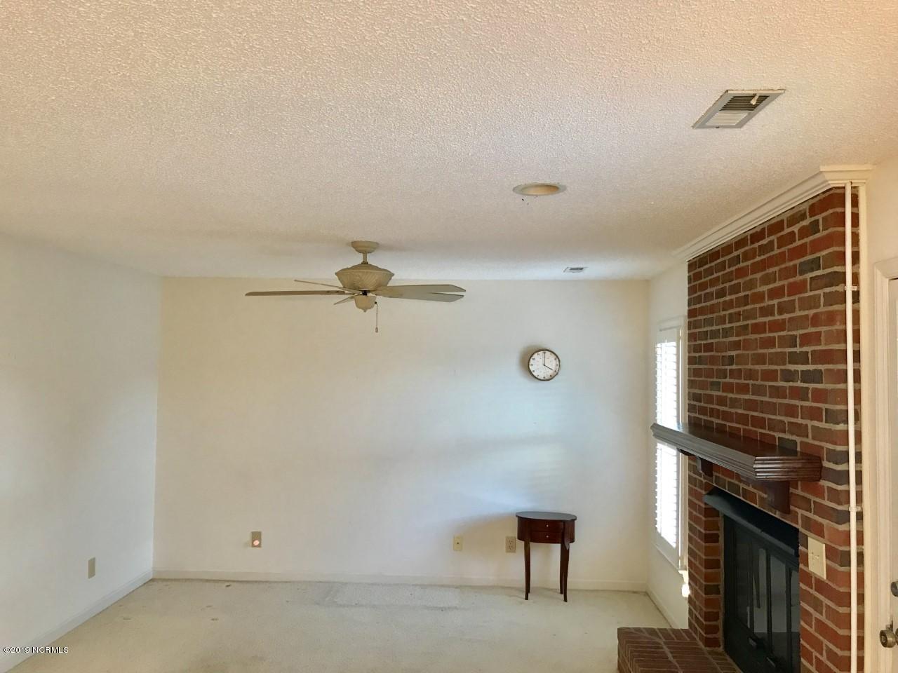 2015 Quail Ridge Road, Unit C Greenville, NC 27858 - Photo 13 of 38 Living Room2