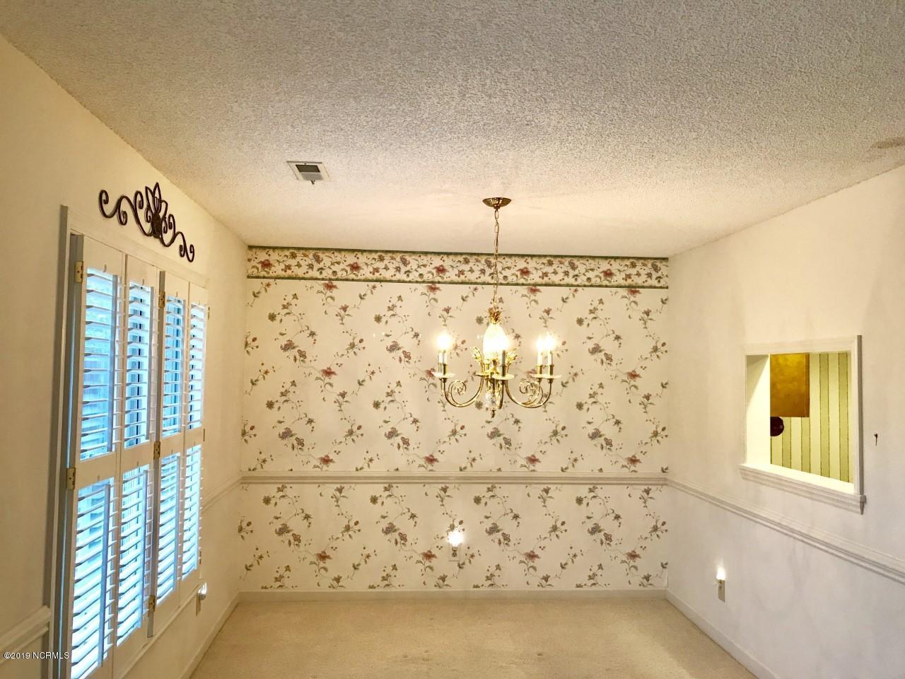 2015 Quail Ridge Road, Unit C Greenville, NC 27858 - Photo 15 of 38 Living Room4
