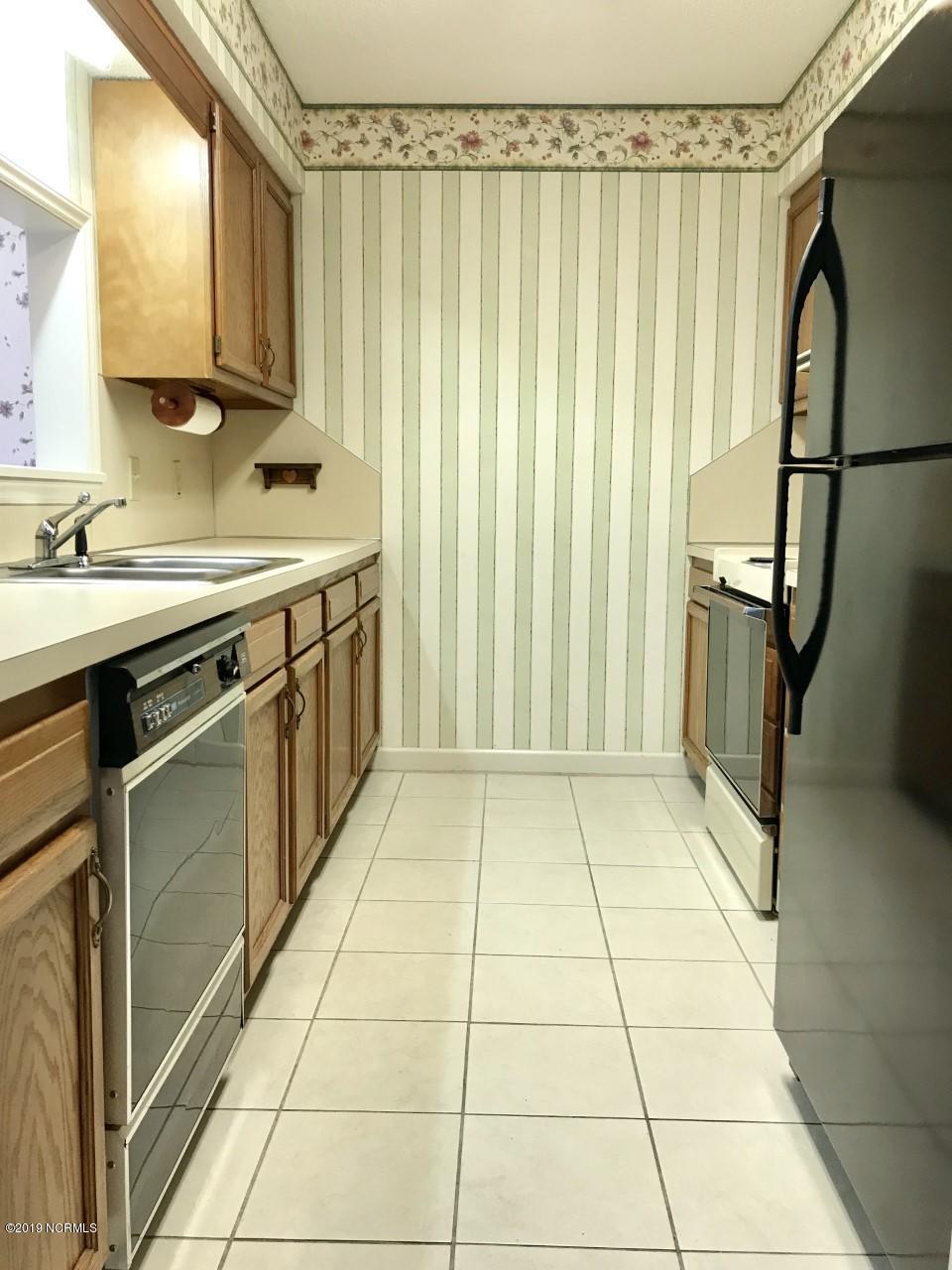 2015 Quail Ridge Road, Unit C Greenville, NC 27858 - Photo 19 of 38 Kitchen3