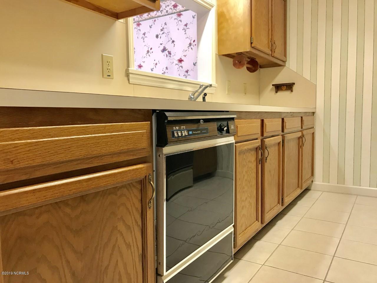 2015 Quail Ridge Road, Unit C Greenville, NC 27858 - Photo 20 of 38 Kitchen4