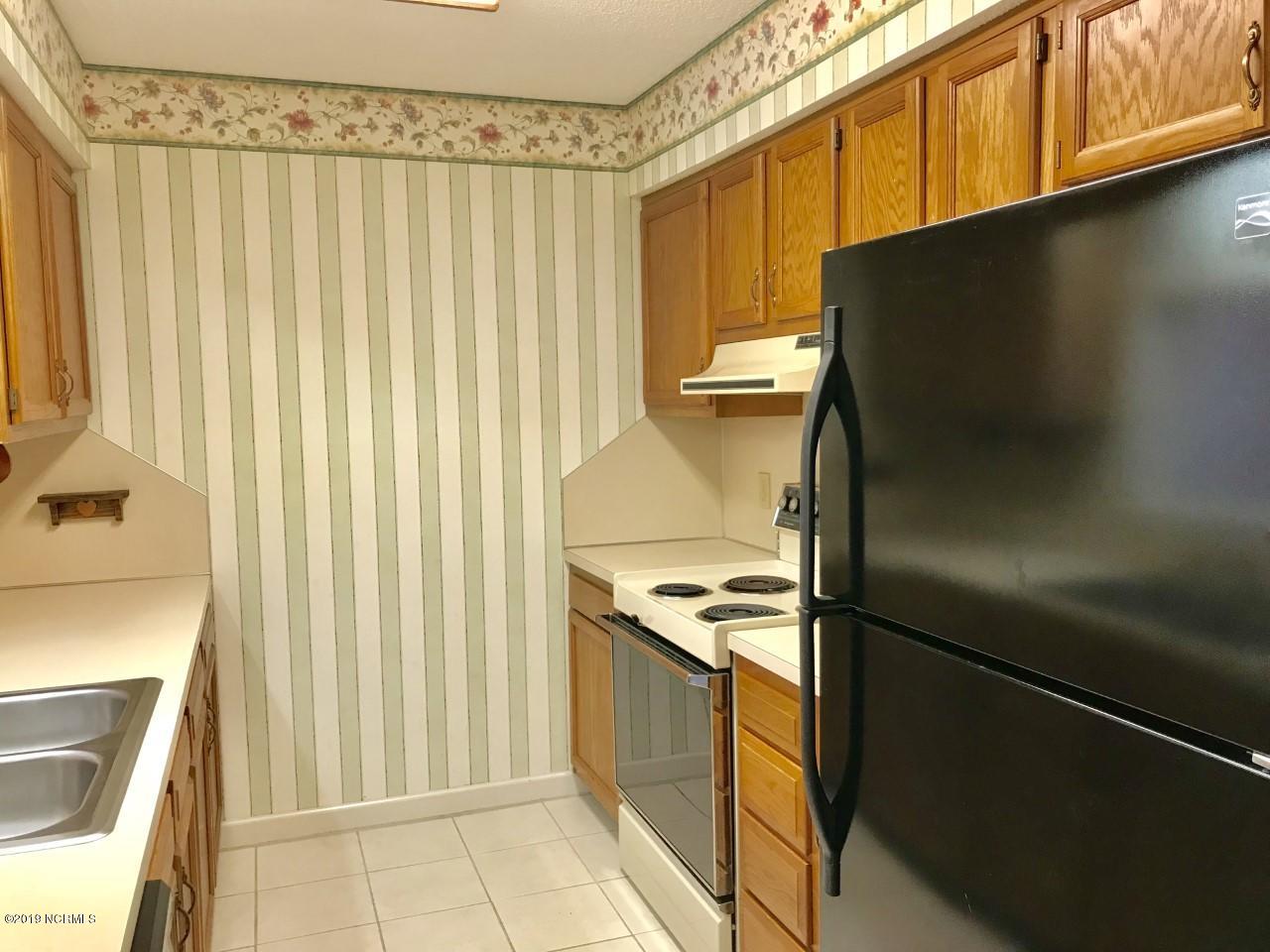 2015 Quail Ridge Road, Unit C Greenville, NC 27858 - Photo 21 of 38 Kitchen5