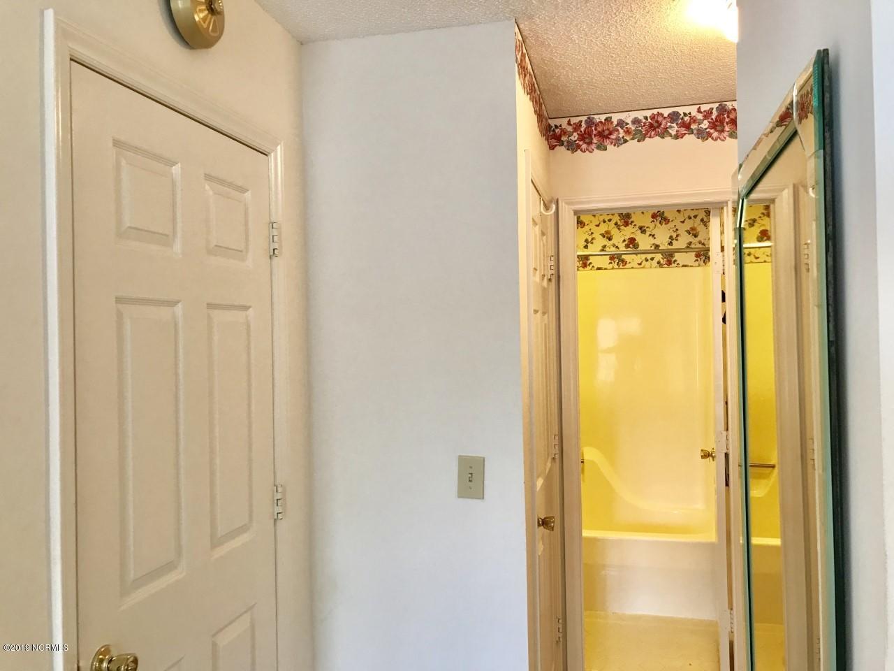 2015 Quail Ridge Road, Unit C Greenville, NC 27858 - Photo 30 of 38 MasterBath4