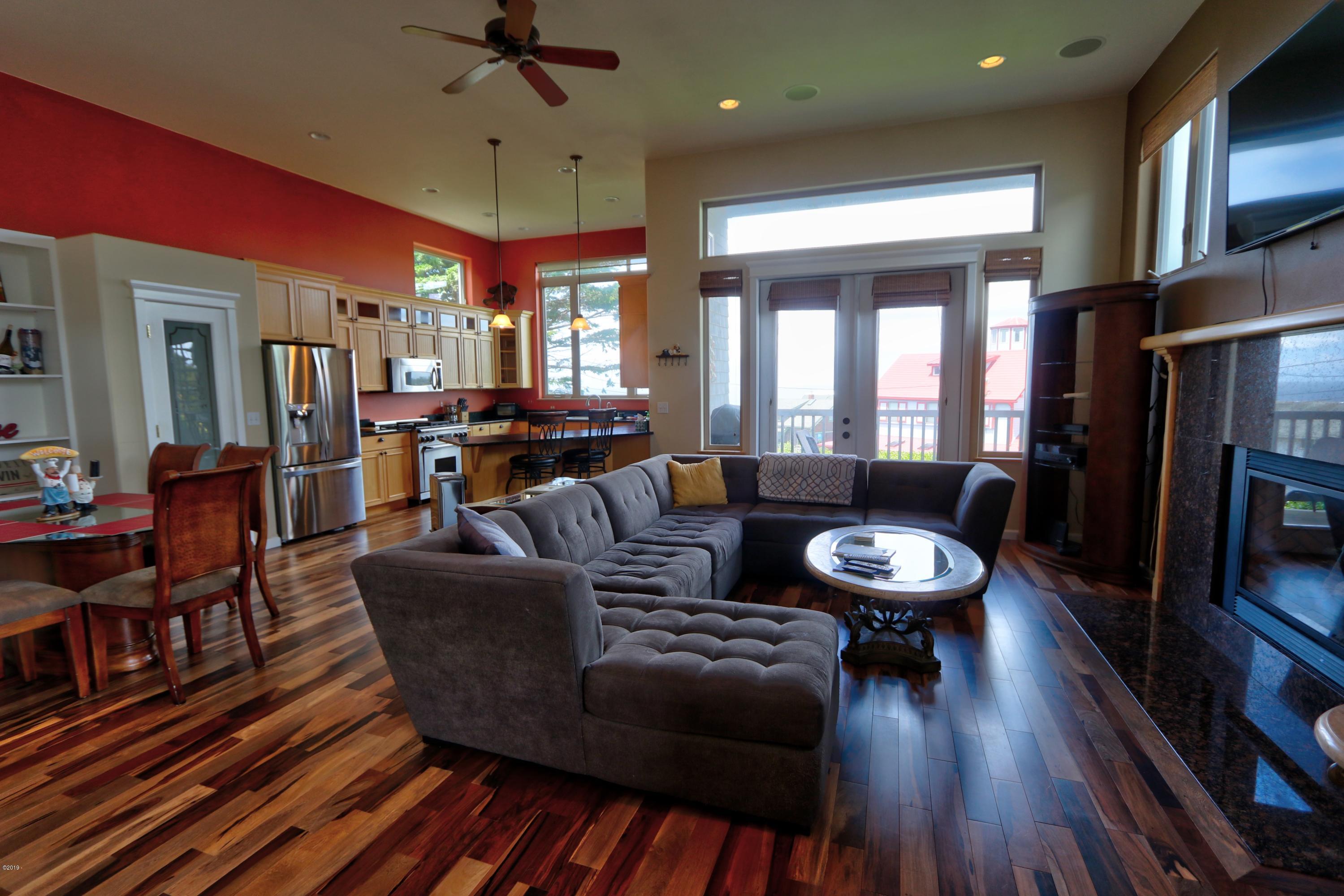 522 Southwest Hurbert Street Newport, OR 97365 - Photo 4 of 29 Living Room