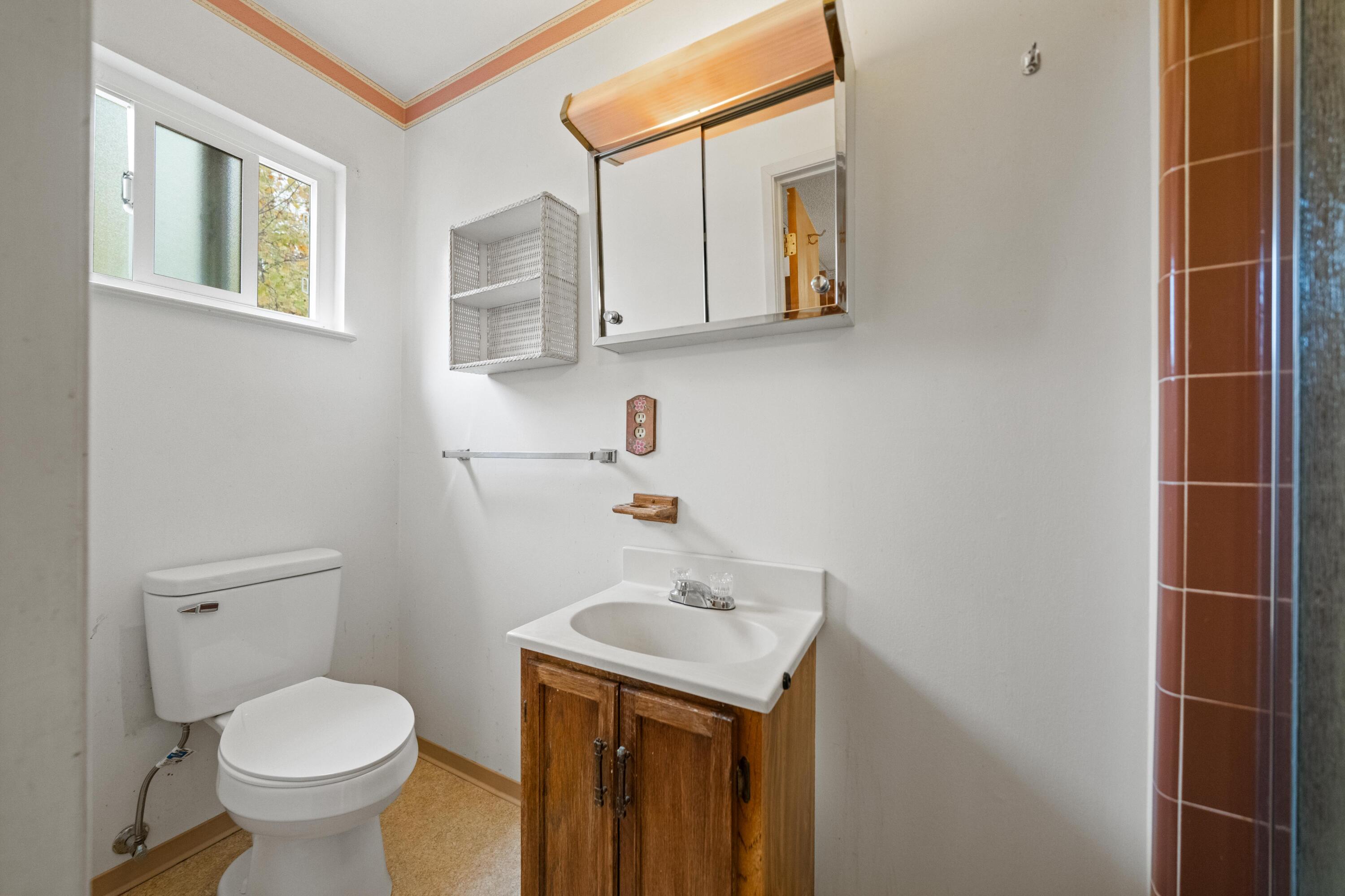 4938 Bidwell Road Redding, CA 96001 - Photo 23 of 32 Master bathroom