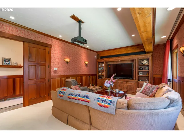 $6,300,000 | 36044 Highway 101, Gold Beach, OR 97444