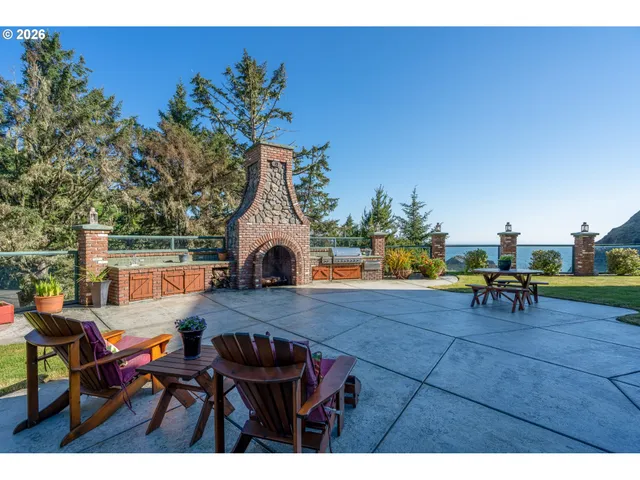 $6,300,000 | 36044 Highway 101, Gold Beach, OR 97444