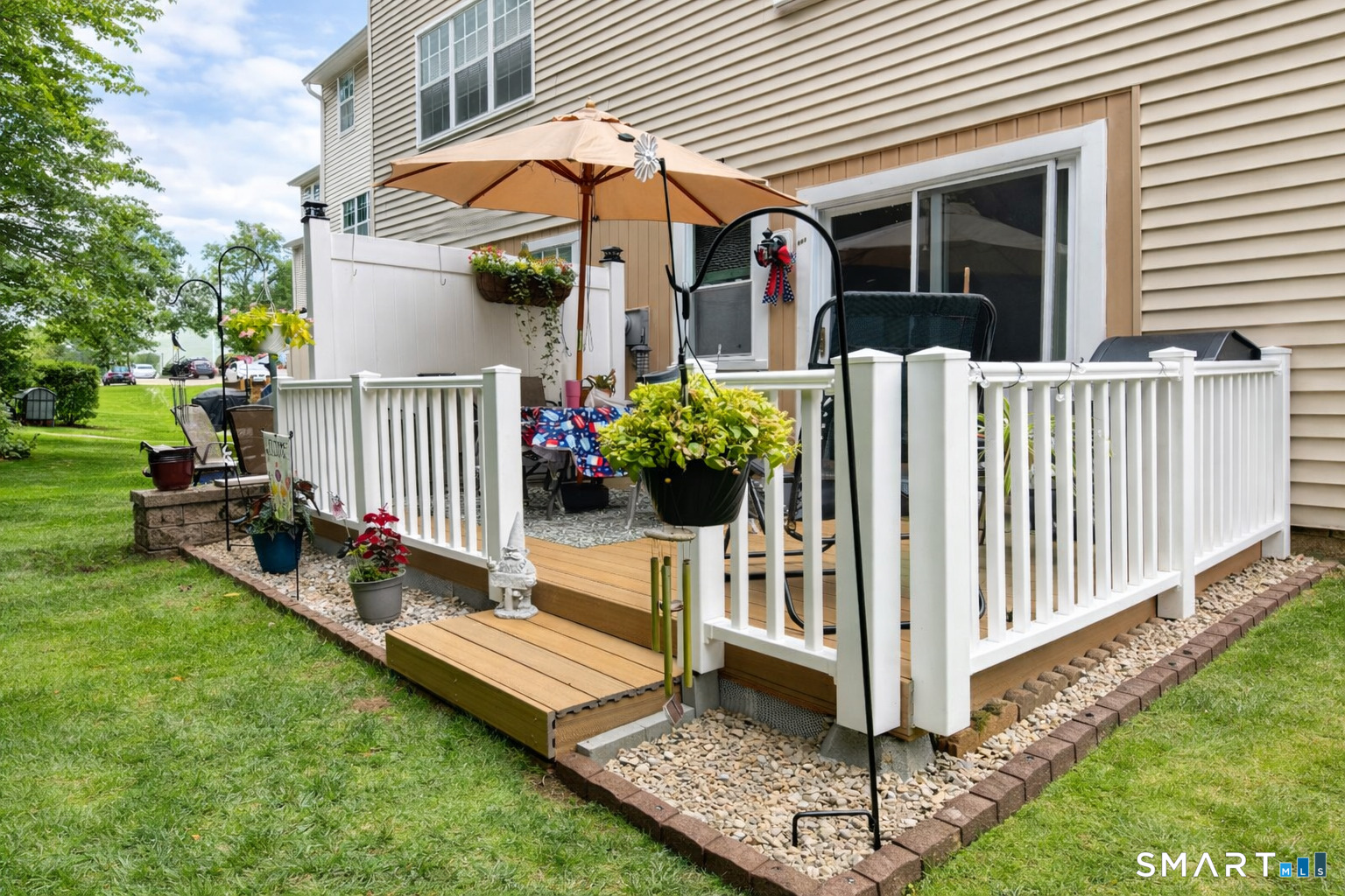 144 East Gate Lane, Unit 144 Hamden, CT 06514 - Photo 6 of 33 a view of a house with backyard and a garden