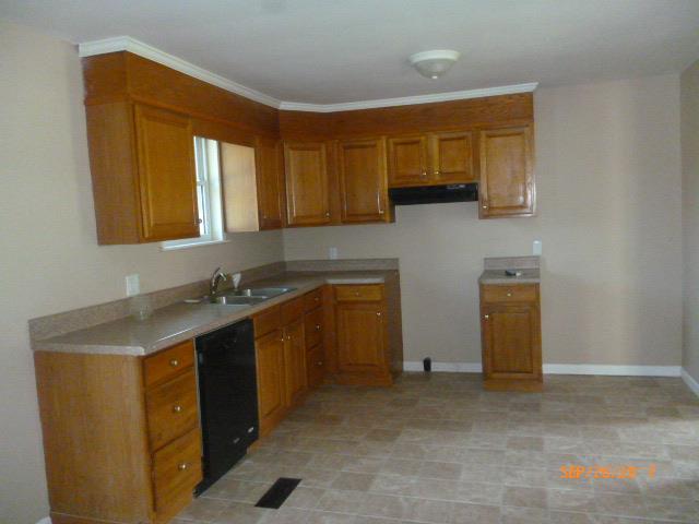 137 Hogin Road Dickson, TN 37055 - Photo 7 of 16 Spacious kitchen, oak cabinetry, ample dining area.