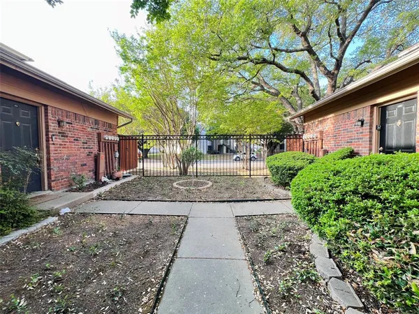 $1,925 | 5759 Cedar Creek Drive, Benbrook, TX 76109