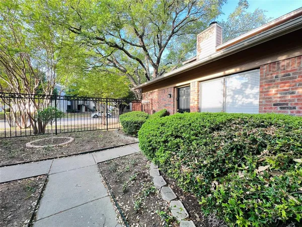 $1,925 | 5759 Cedar Creek Drive, Benbrook, TX 76109