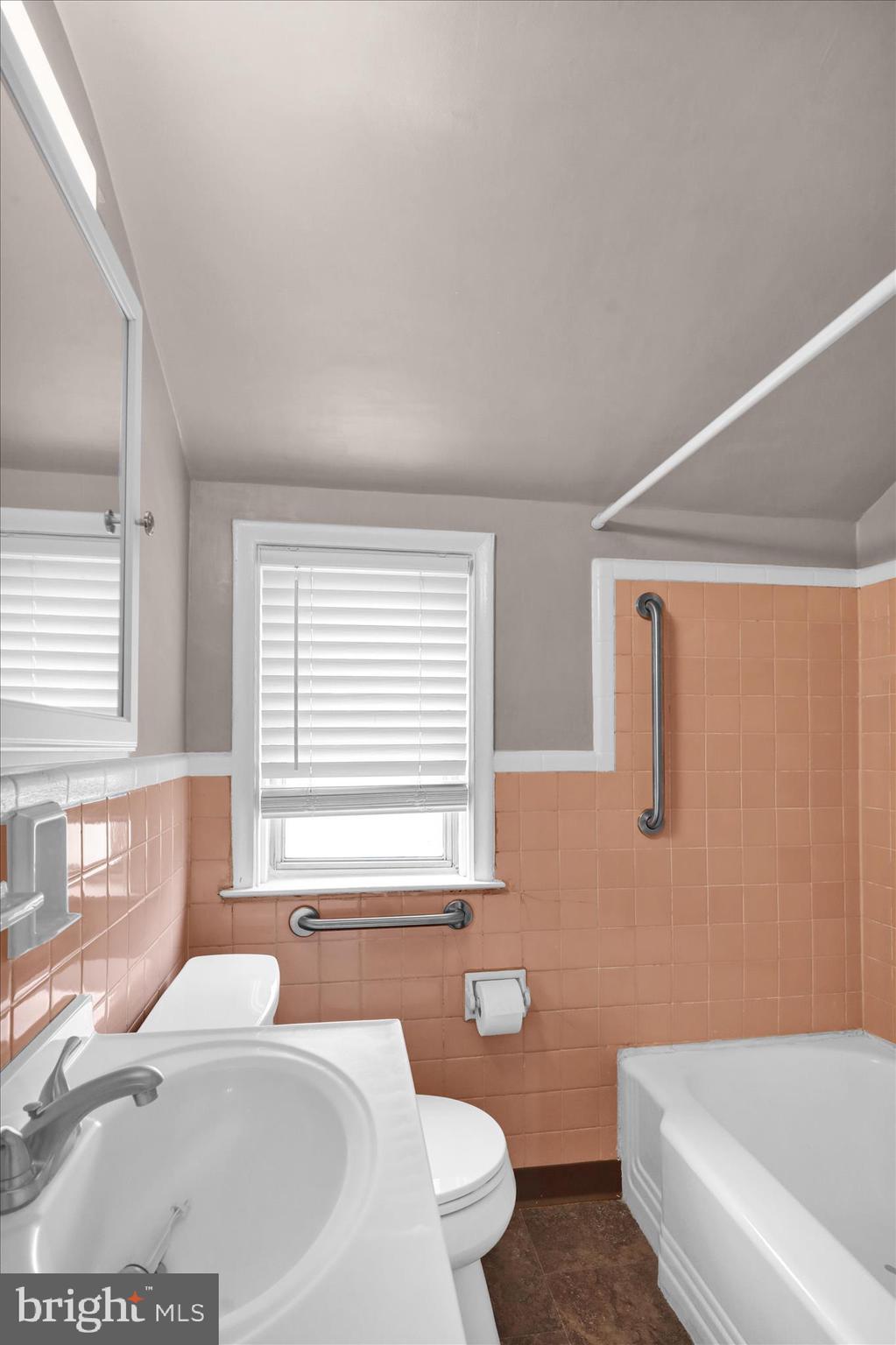 1143 Gregg Avenue Reading, PA 19607 - Photo 13 of 23 Full Bath