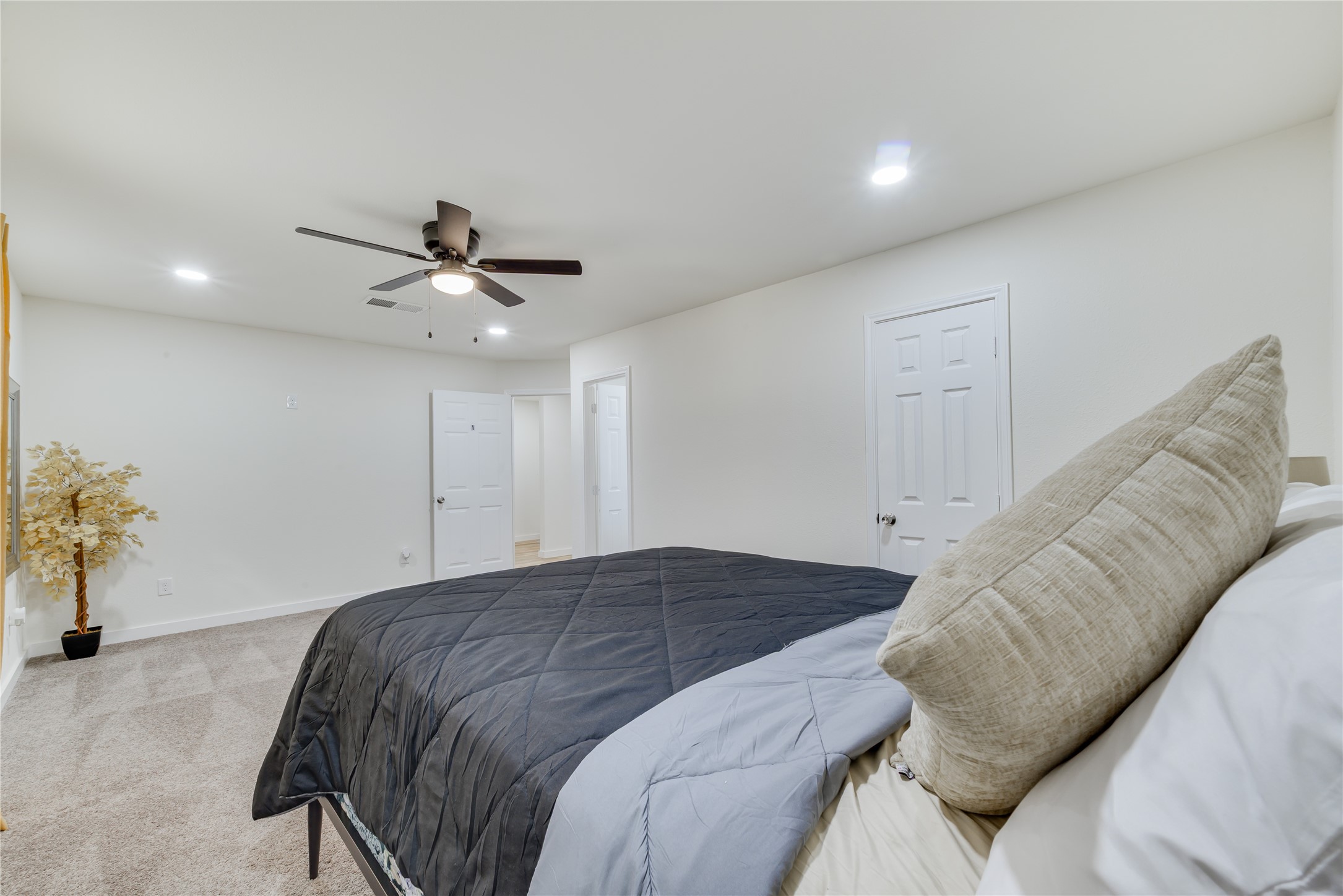 6603 Victoria Street Houston, TX 77020 - Photo 29 of 34 a bedroom with a large bed and a chandelier