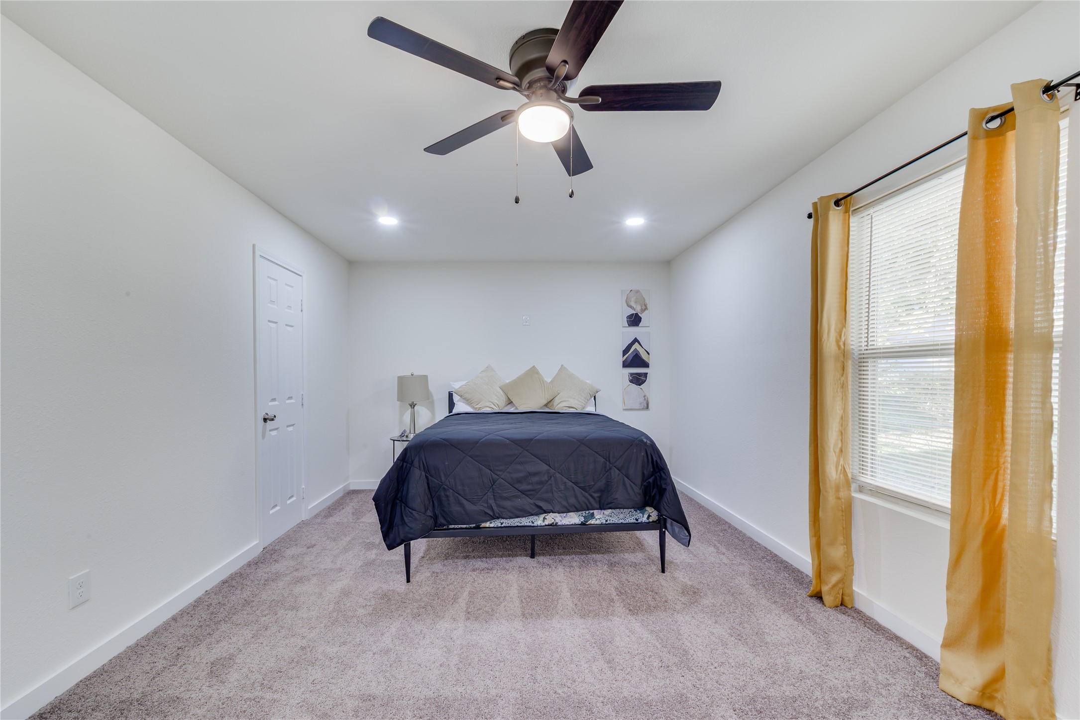 6603 Victoria Street Houston, TX 77020 - Photo 30 of 34 a living room with furniture and a window
