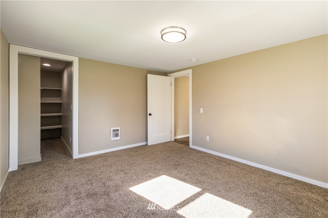 1077 Hampton Road Lynden, WA 98264 - Photo 13 of 25 an empty room with closet