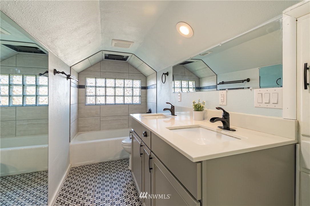 1077 Hampton Road Lynden, WA 98264 - Photo 21 of 25 a bathroom with a sink and a mirror