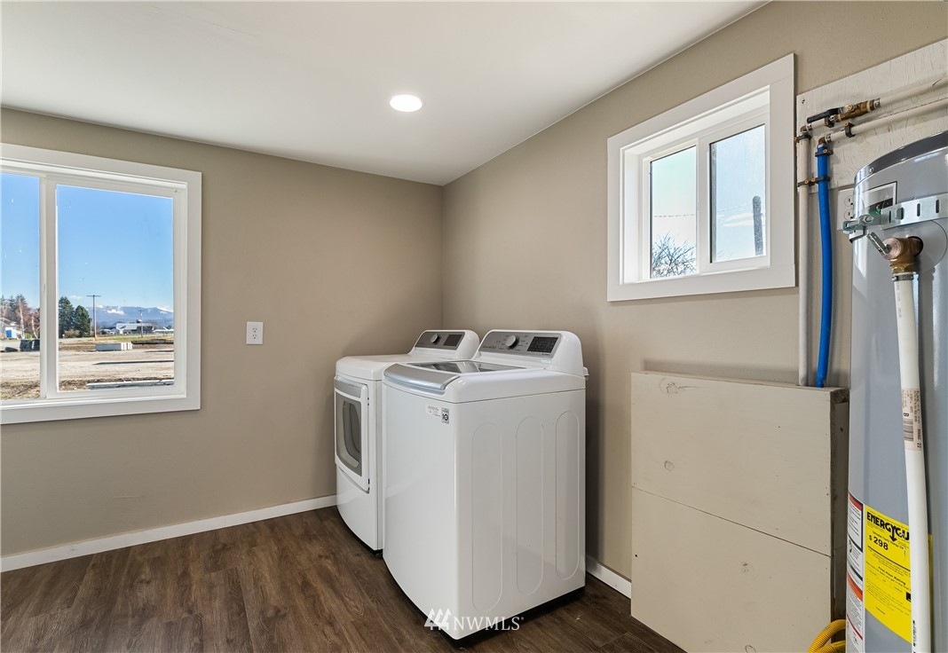 1077 Hampton Road Lynden, WA 98264 - Photo 22 of 25 a utility room with dryer and washer