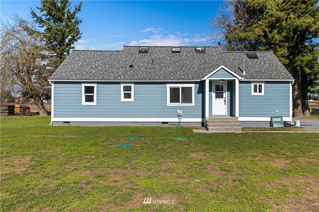 1077 Hampton Road Lynden, WA 98264 - Photo 25 of 25 a front view of a house with a garden