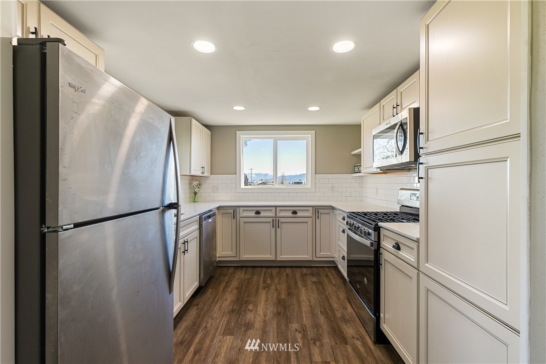 1077 Hampton Road Lynden, WA 98264 - Photo 8 of 25 a kitchen with a refrigerator a sink and dishwasher